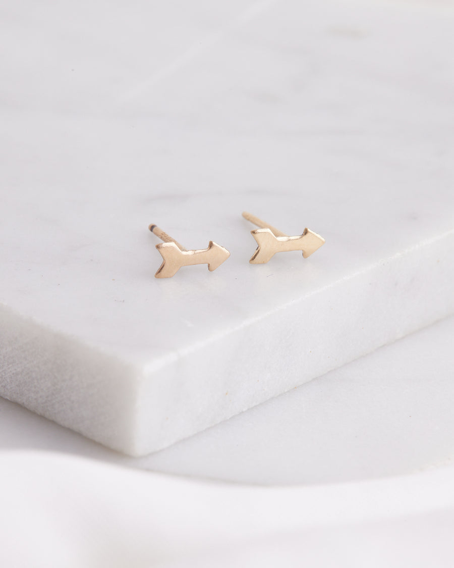 FINER RINGS Arrow Mini Studs gold