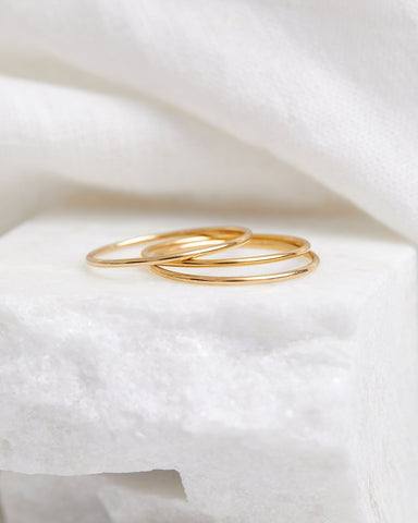 FINER RINGS Smooth Stacking Ring gold