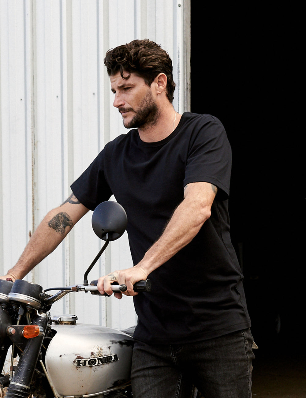 MR SIMPLE Reginald Tee black