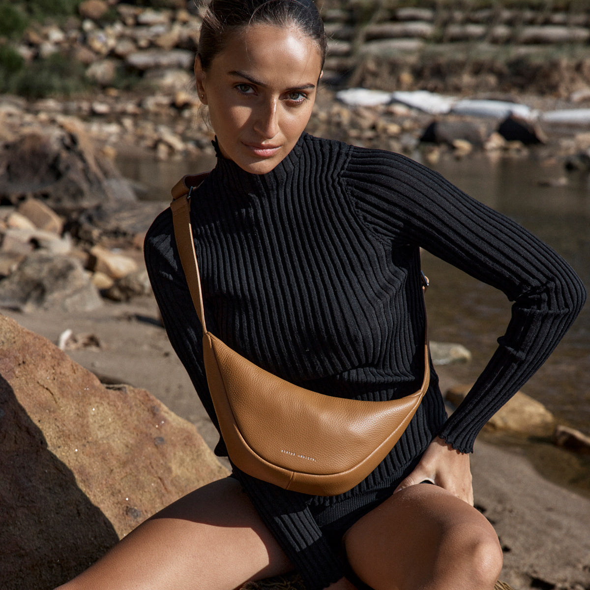 STATUS ANXIETY Glued To You tan