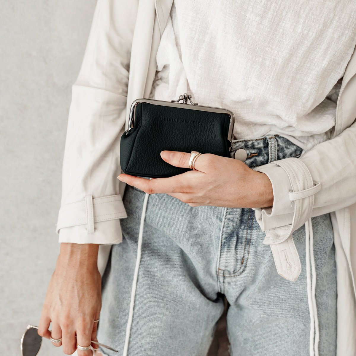 STATUS ANXIETY Volatile Purse black