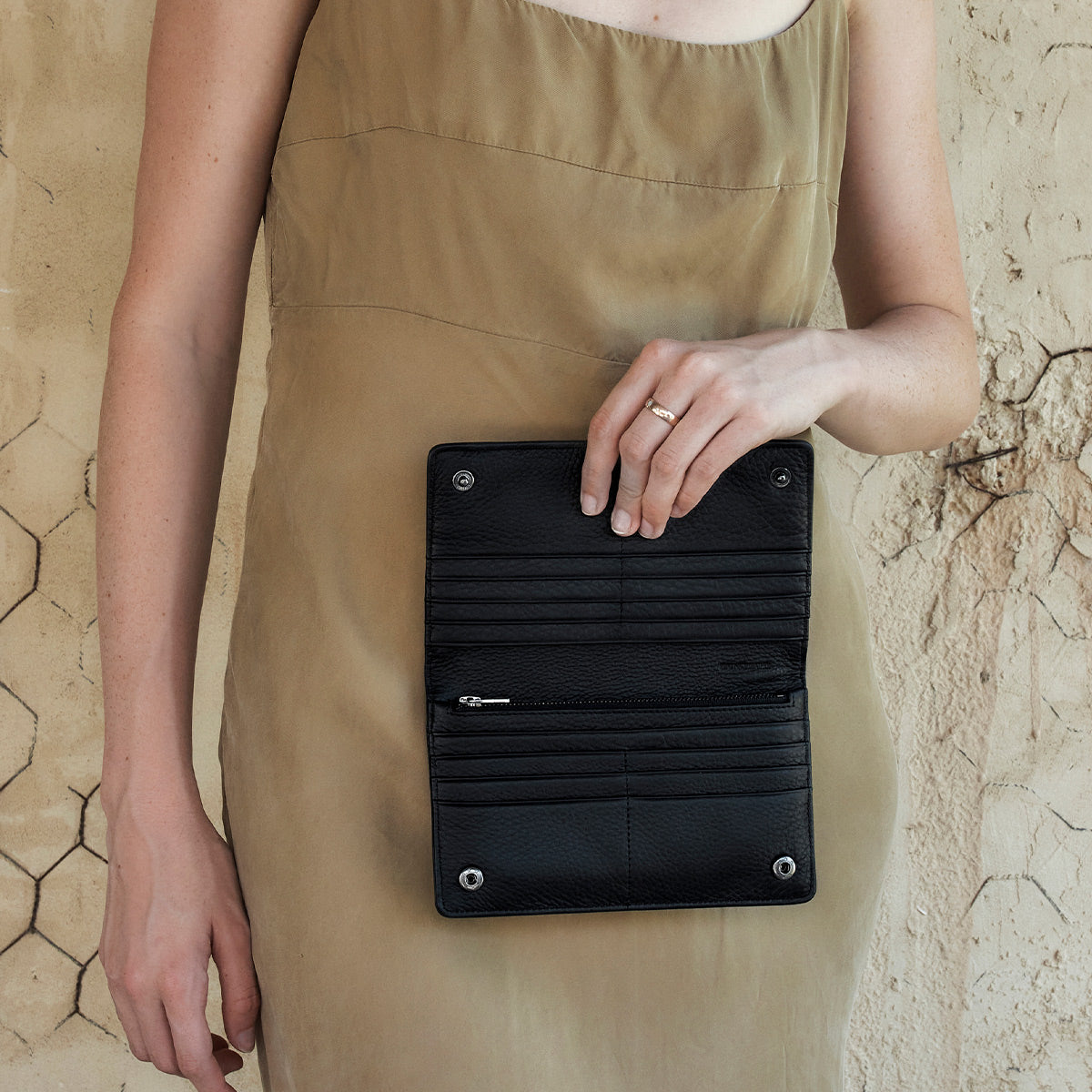 STATUS ANXIETY Living Proof black