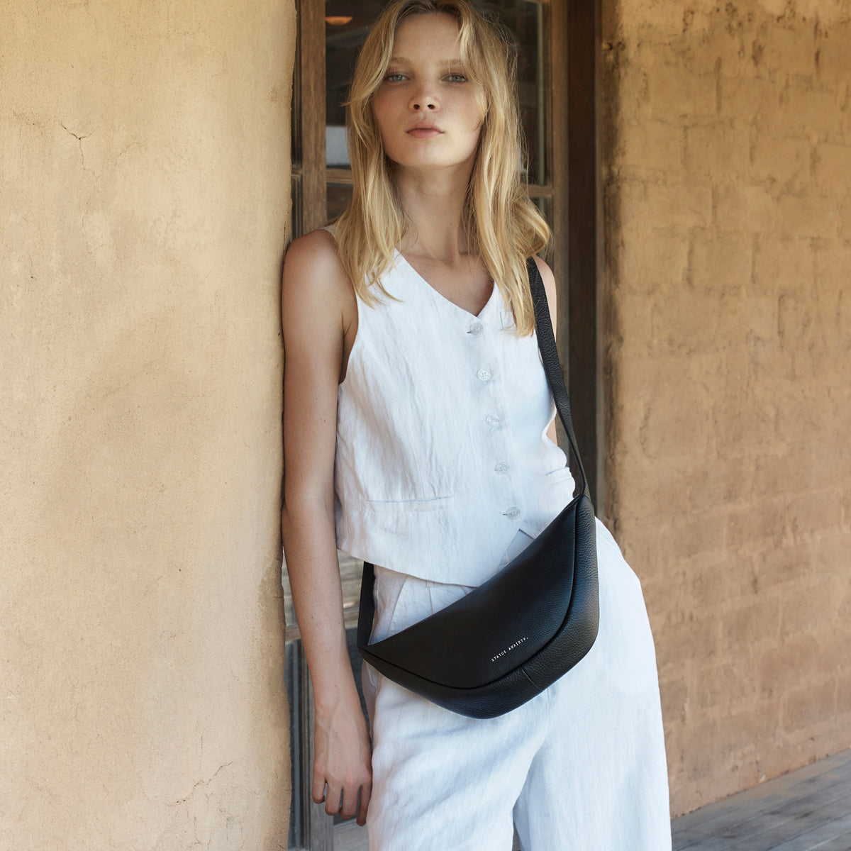 STATUS ANXIETY Glued To You black